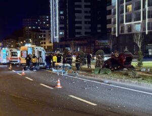 Kavşakta iki otomobil çarpıştı: 4 yaralı