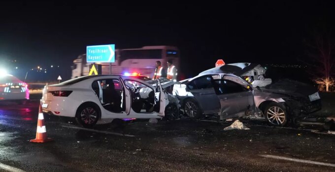 Niğde’de iki otomobil çarpıştı: 3 ölü, 6 yaralı