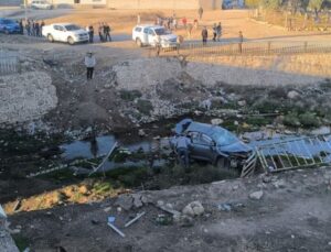 Otomobil köprüden kanala düştü: 1’i ağır 3 yaralı