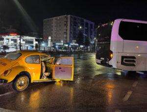 Otomobil otobüse arkadan çarptı: 3 yaralı