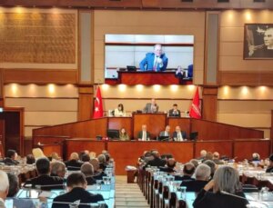 Tansiyon bir anda yükseldi! İBB Meclisi’nde "iddianame" gerginliği