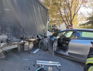 Tesla ile hız denerken aracı perte çıkardı