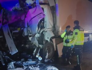 TIR, tur otobüsüne çarptı: 1’i ağır 15 yaralı