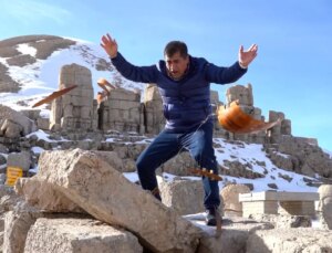 Türkücü Aydın Aydın yapay zekaya savaş açıp sazını taşa vurup kırdı