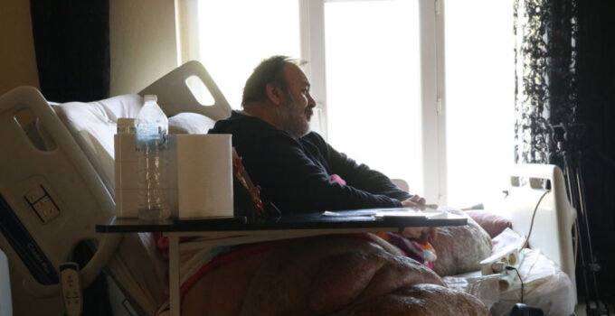 5 yıldır evden çıkamayan 300 kiloya ulaşan fil hastasının hayali; eşiyle kol kola caddede gezmek