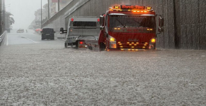 Antalya’da sağanak! 8 kişi kurtarıldı