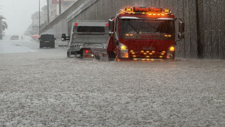 Antalya’da sağanak! 8 kişi kurtarıldı