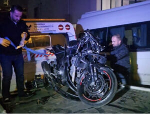 Ataşehir’de motosiklet ile yolcu servisi çarpıştı: 2’si ağır 3 yaralı