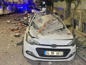 Beton parçaları 3 aracın üzerine düştü