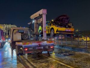 Beyoğlu’nda seyir halindeki takside yangın çıktı