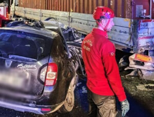 Bozüyük’te otomobil, arıza yapan TIR’a çarptı: 1 ölü, 1 yaralı