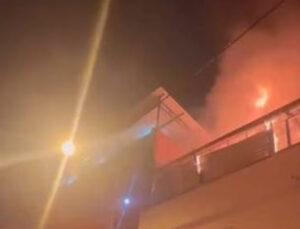 Bursa’da iki katlı binanın çatısı yandı