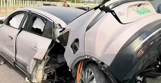 Dev firmanın elektrikli aracı kazada ikiye bölündü