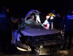 Direğe çarpan araç kağıt gibi dağıldı