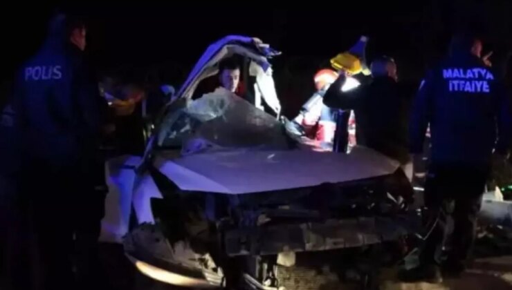 Direğe çarpan araç kağıt gibi dağıldı