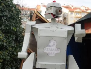 Gören telefona sarıldı! Yürüyor, arkasında insan taşıyor