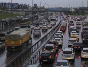 İstanbul yağmurlu bir güne uyandı, trafik kilitlendi