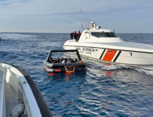 İzmir açıklarında 10 düzensiz göçmen kurtarıldı