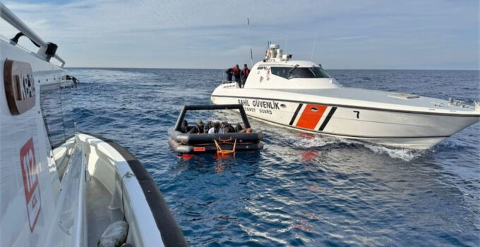 İzmir açıklarında 10 düzensiz göçmen kurtarıldı