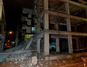 İzmir’de yıkımı yapılan inşaatın beton blokları eve zarar verdi