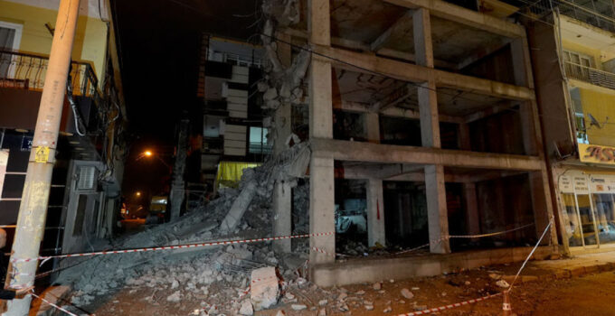 İzmir’de yıkımı yapılan inşaatın beton blokları eve zarar verdi