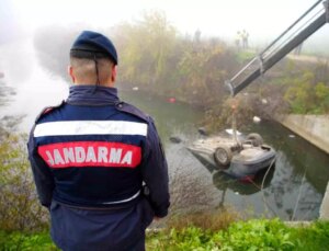 Kazada ölen arkadaşını araçta bırakıp kaçtılar