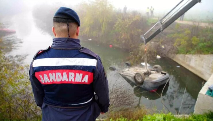 Kazada ölen arkadaşını araçta bırakıp kaçtılar