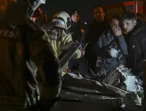 Kazayı gören dondu kaldı! Otomobil tırın altına girdi: 2 ölü, 1 ağır yaralı