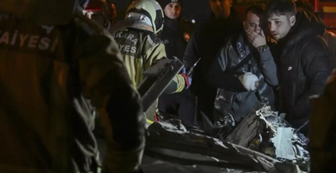 Kazayı gören dondu kaldı! Otomobil tırın altına girdi: 2 ölü, 1 ağır yaralı