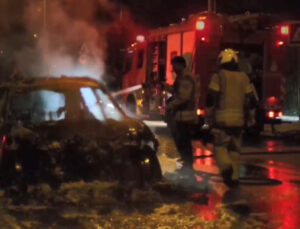 Küçükçekmece’de seyir halindeki otomobil alev alev yandı