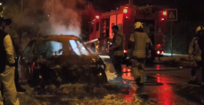 Küçükçekmece’de seyir halindeki otomobil alev alev yandı