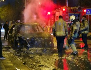 Küçükçekmece’de seyir halindeyken alev alan otomobil kullanılamaz hale geldi