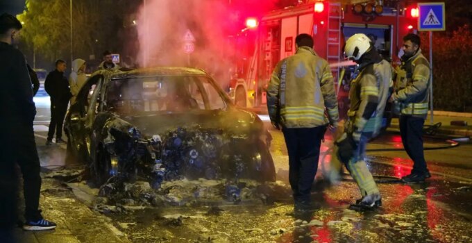 Küçükçekmece’de seyir halindeyken alev alan otomobil kullanılamaz hale geldi