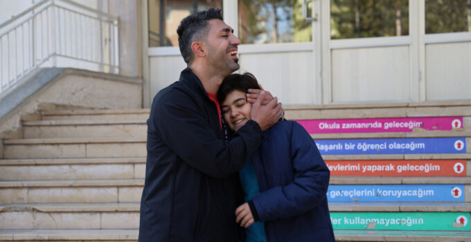 Nefes borusuna mandalina kaçan öğrenciyi öğretmeni kurtardı