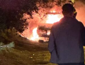 Otomobil patladı, feci şekilde can verdi