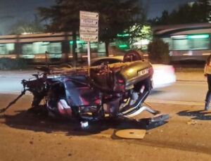 Refüjdeki ağaca çarpıp takla attı: 2 yaralı