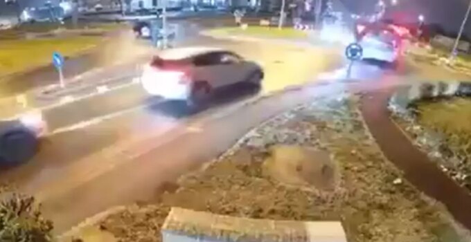 Romanya’da akılalmaz kaza: Kontrolden çıkan araç, iki taksinin üzerinden uçtu