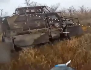 Rus İHA’larının saldırısı kamerada: ABD yapımı zırhlı aracı imha ettiler