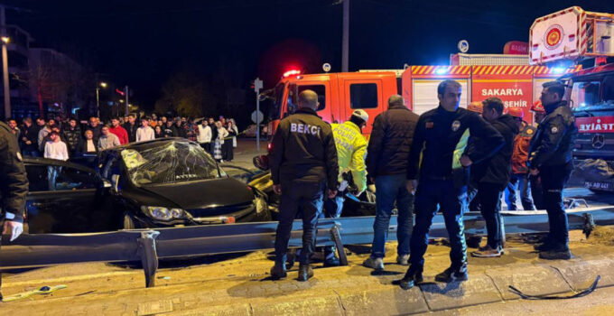 Sakarya’da iki otomobil çarpıştı: 1 ölü, 2 yaralı