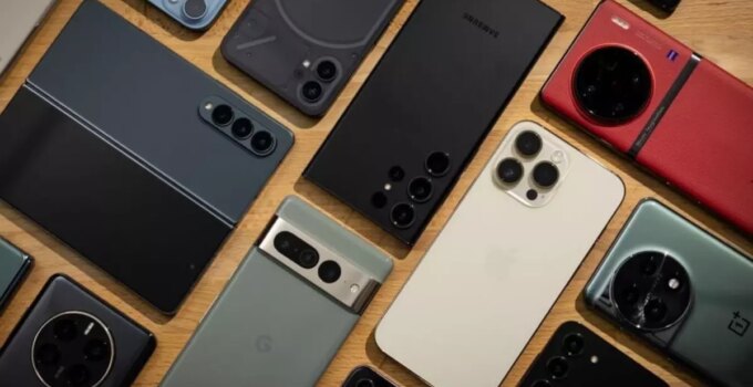 Şarj olmayan telefonu için açmadan böyle tamir etti