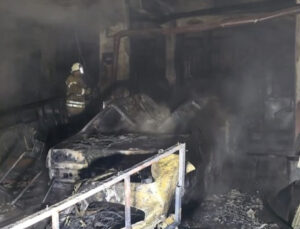 Sultanbeyli’de boya kaporta dükkanı yandı; 4 araç küle döndü