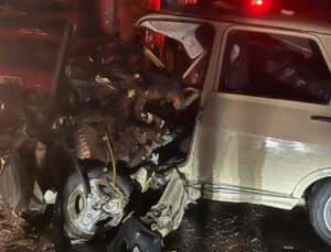 TIR ile otomobil kafa kafaya çarpıştı: 1 ölü, 1 yaralı