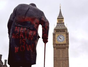 Londra’daki Churchill Heykeline Filistin Destekçisinden Saldırı