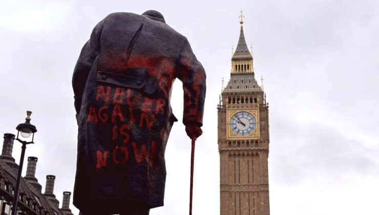 Londra’daki Churchill Heykeline Filistin Destekçisinden Saldırı