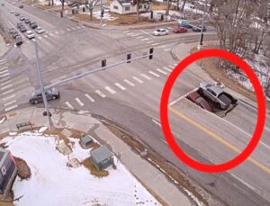 Nebraska’da Yol Çöktü, Araçlar Boşluğa Düştü