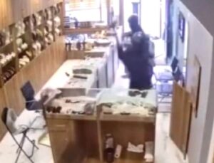 Londra’da Türk Kuyumcusuna Palalı Soygun: Motosikletli Saldırganlar Vitrinleri Dağıttı
