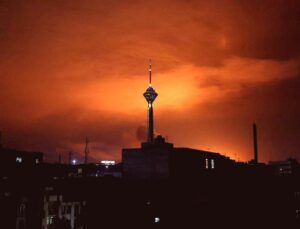 İran’da Petrol Depoları Vuruldu: Tahran’da Yangın ve Zehirli Yağmur Riski