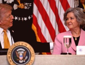 Trump’tan Özel Kalemi Susie Wiles Hakkında Açıklama: Kanserle Mücadele Ederken Görevine Devam Edecek