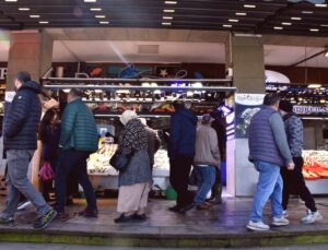 İğneada’dan Gelen Hamsi Şaşırttı, Tezgahta Yoğunluk Yaşandı