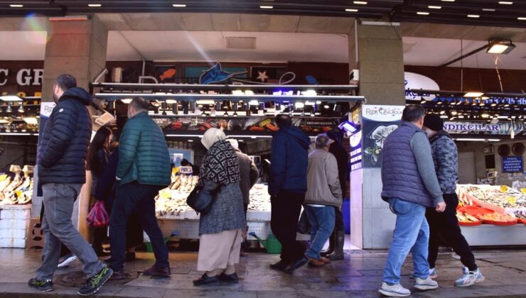 İğneada’dan Gelen Hamsi Şaşırttı, Tezgahta Yoğunluk Yaşandı